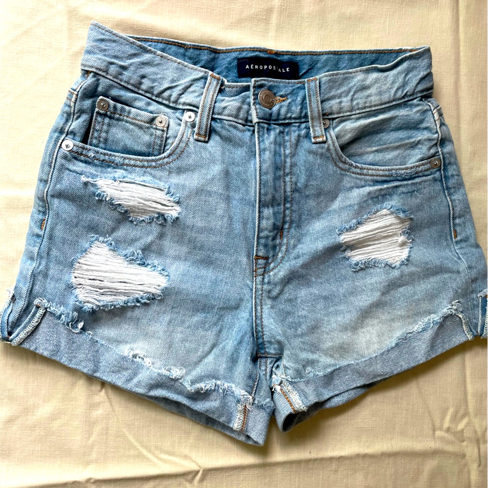Aeropostale size 0 light wash distressed Mom Short